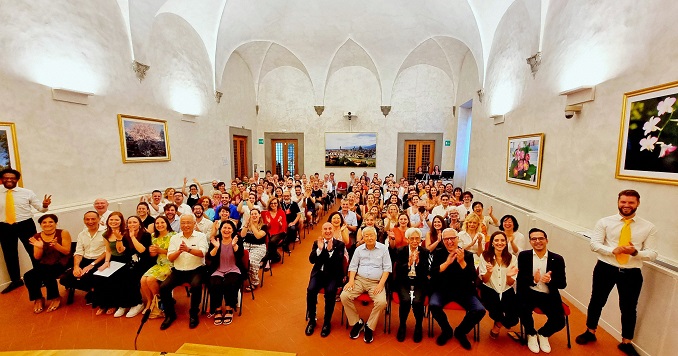 Personas sentadas en un salón