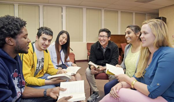 Jóvenes sentados y dialogando