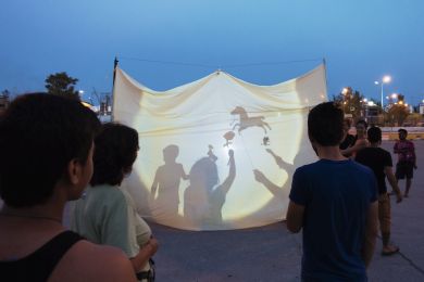 Ronaldo, Silvia y niños refugiados, actuando en el teatro de sombras