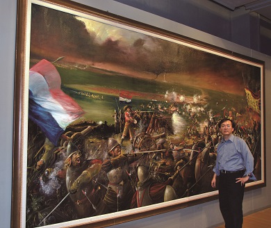 杨炳辉站在自己于郑成功文物馆展出的画作前。